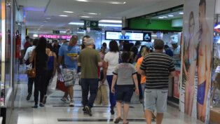 Pessoas caminhando pelos corredores de um shopping center