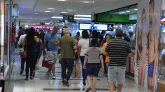 Pessoas caminhando pelos corredores de um shopping center