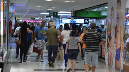Pessoas caminhando pelos corredores de um shopping center
