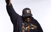 Afrika Bambaataa com o punho levantado.