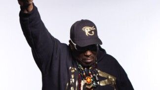 Afrika Bambaataa com o punho levantado.