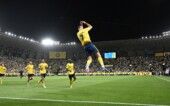 Cristiano Ronaldo, do Al-Nassr, comemora com os companheiros após marcar o terceiro gol da equipe