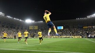 Cristiano Ronaldo, do Al-Nassr, comemora com os companheiros após marcar o terceiro gol da equipe