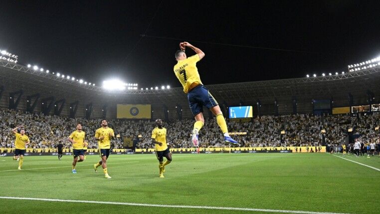Cristiano Ronaldo, do Al-Nassr, comemora com os companheiros após marcar o terceiro gol da equipe