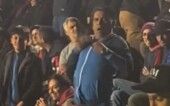 Torcedor faz gestos de macaco no meio da torcida do San Lorenzo