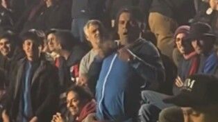 Torcedor faz gestos de macaco no meio da torcida do San Lorenzo