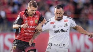 Disputa de bola entre jogador do Santos e do Cuenca