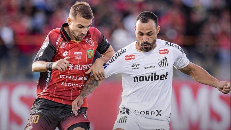 Disputa de bola entre jogador do Santos e do Cuenca
