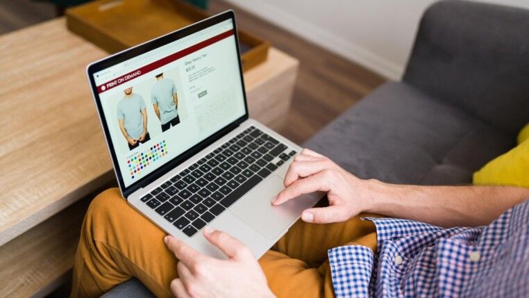 Homem adulto fazendo compras online durante um dia de lazer em casa