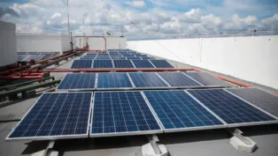 Placar solares colocadas sobre o topo de um prédio