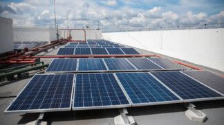 Placar solares colocadas sobre o topo de um prédio