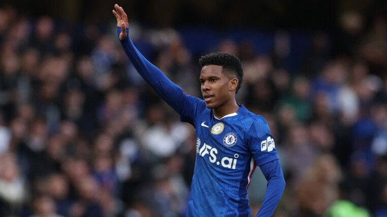 O jogador do Chelsea, Estêvão, comemora após marcar o sexto gol da equipe