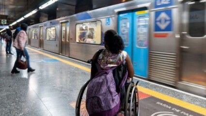 Pessoas esperando metrô na plataforma.
