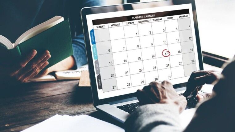 Foto de um calendário na tela do computador.