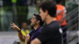 Neste domingo (12/04), Fernando Diniz enfrentará Abel Ferreira pela primeira vez como técnico do Corinthians