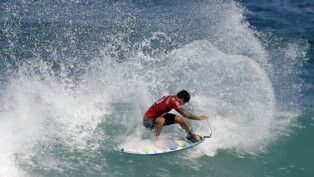 Medina surfando na etapa brasileira da Liga Mundial de Surfe, na praia de Itaúna, no Rio de Janeiro.