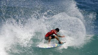 Medina surfando na etapa brasileira da Liga Mundial de Surfe, na praia de Itaúna, no Rio de Janeiro.