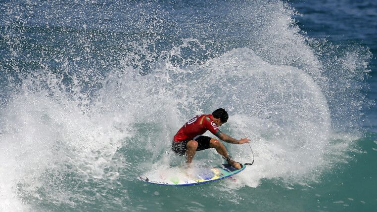 Medina surfando na etapa brasileira da Liga Mundial de Surfe, na praia de Itaúna, no Rio de Janeiro.