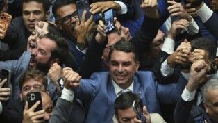 Plenário da Câmara dos Deputados durante sessão conjunta do Congresso Nacional destinada à deliberação do veto presidencial (VET 3/2026) ao projeto que trata da dosimetria das penas aplicadas aos condenados nos atos de 8 de janeiro de 2023. A decisão pode mudar o tempo de prisão e as regras de progressão de regime para esses casos. Parlamentares comemoram resultado de votação.