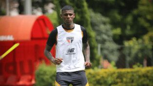 Arboleda participa de treino no gramado