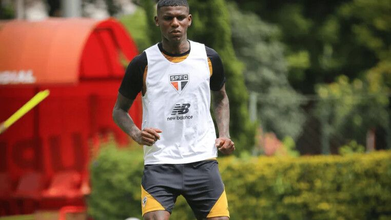 Arboleda participa de treino no gramado