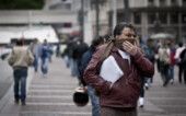 Frio Sul Homem está agasalhado andando na rua