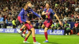 – Robert Lewandowski, do Barcelona, comemora com companheiros após marcar o segundo gol da equipe