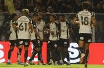 Jogadores do Corinthians comemoram com Lingard após primeiro gol do inglês