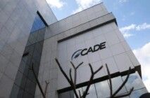 Foto do prédio da Cade. O prédio é cinza e possui janelas.