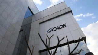 Foto do prédio da Cade. O prédio é cinza e possui janelas.
