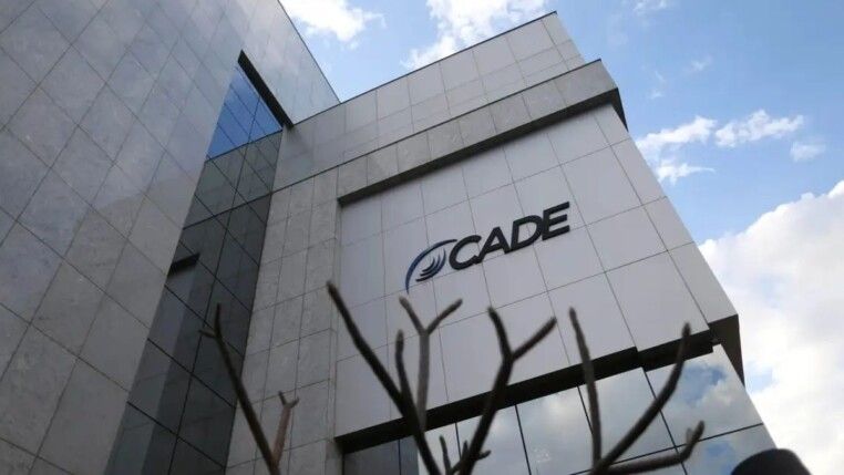 Foto do prédio da Cade. O prédio é cinza e possui janelas.