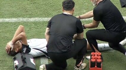 Gui Amorim deixou o gramado da Fazendinha ainda no primeiro tempo com uma lesão no joelho direito