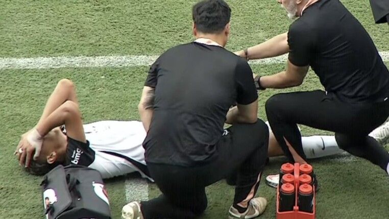 Gui Amorim deixou o gramado da Fazendinha ainda no primeiro tempo com uma lesão no joelho direito