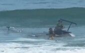 Resgate de pessoas que estavam a bordo de helicóptero que caiu no mar