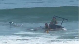 Resgate de pessoas que estavam a bordo de helicóptero que caiu no mar