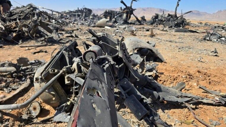 Imagem de redes sociais mostra, aparentemente, destroços de uma aeronave americana e parte do rotor de um helicóptero em Isfahan, no Irã