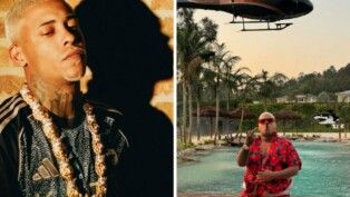 No lado direito há um homem com roupa vermelha e um charuto na boca. No lado esquerdo há um homem com uma corrente de ouro.