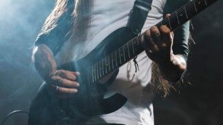 homem-segura-guitarra