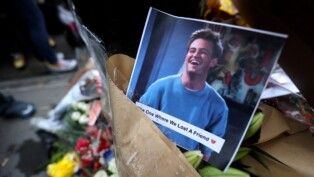 Um memorial improvisado para a ator Matthew Perry, o espirituoso coestrela da popular sitcom dos anos 1990 Friends, que foi encontrado morto em sua casa em Los Angeles em 28 de outubro, é visto na Bedford Street, em Manhattan, na New York City, em 30 de outubro de 2023.