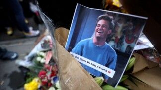Um memorial improvisado para a ator Matthew Perry, o espirituoso coestrela da popular sitcom dos anos 1990 Friends, que foi encontrado morto em sua casa em Los Angeles em 28 de outubro, é visto na Bedford Street, em Manhattan, na New York City, em 30 de outubro de 2023.