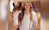 Gina Schumacher posa ao lado de um cavalo