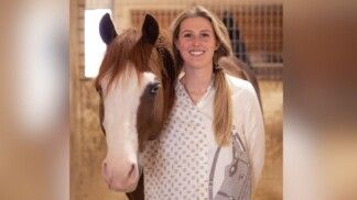 Gina Schumacher posa ao lado de um cavalo