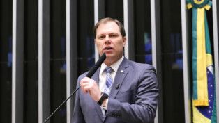 Deputado federal Lucas Redecker (PSD-RS) fala ao microfone durante sessão na Câmara