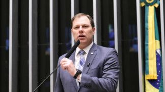 Deputado federal Lucas Redecker (PSD-RS) fala ao microfone durante sessão na Câmara