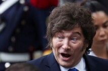 O presidente da Argentina, Javier Milei, chega a uma cerimônia em homenagem às vítimas da guerra de 1982 entre Reino Unido e Argentina nas Ilhas Malvinas, em memorial com os nomes de soldados argentinos mortos, durante o 44º aniversário do conflito, em Buenos Aires, Argentina,