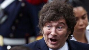 O presidente da Argentina, Javier Milei, chega a uma cerimônia em homenagem às vítimas da guerra de 1982 entre Reino Unido e Argentina nas Ilhas Malvinas, em memorial com os nomes de soldados argentinos mortos, durante o 44º aniversário do conflito, em Buenos Aires, Argentina,