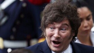 O presidente da Argentina, Javier Milei, chega a uma cerimônia em homenagem às vítimas da guerra de 1982 entre Reino Unido e Argentina nas Ilhas Malvinas, em memorial com os nomes de soldados argentinos mortos, durante o 44º aniversário do conflito, em Buenos Aires, Argentina,