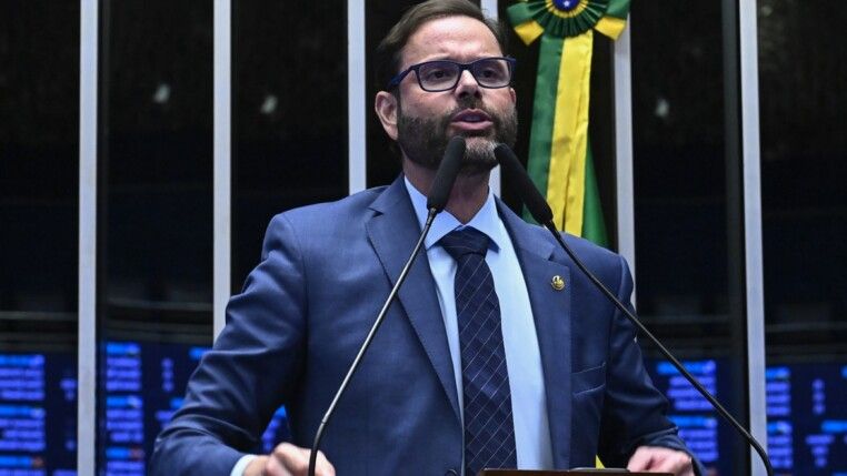 Foto: Waldemir Barreto/Agência Senado Foto: Waldemir Barreto/Agência Senado Plenário do Senado Federal durante sessão deliberativa ordinária destinada à deliberação de indicados a embaixadores. Ordem do dia. Senador Jorge Seif (PL-SC) em discurso à tribuna. Foto: Waldemir Barreto/Agência Senado