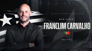 Montagem do técnico Franclim Carvalho com as cores e o escudo do Botafogo