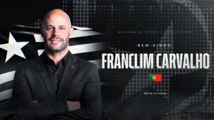 Montagem do técnico Franclim Carvalho com as cores e o escudo do Botafogo